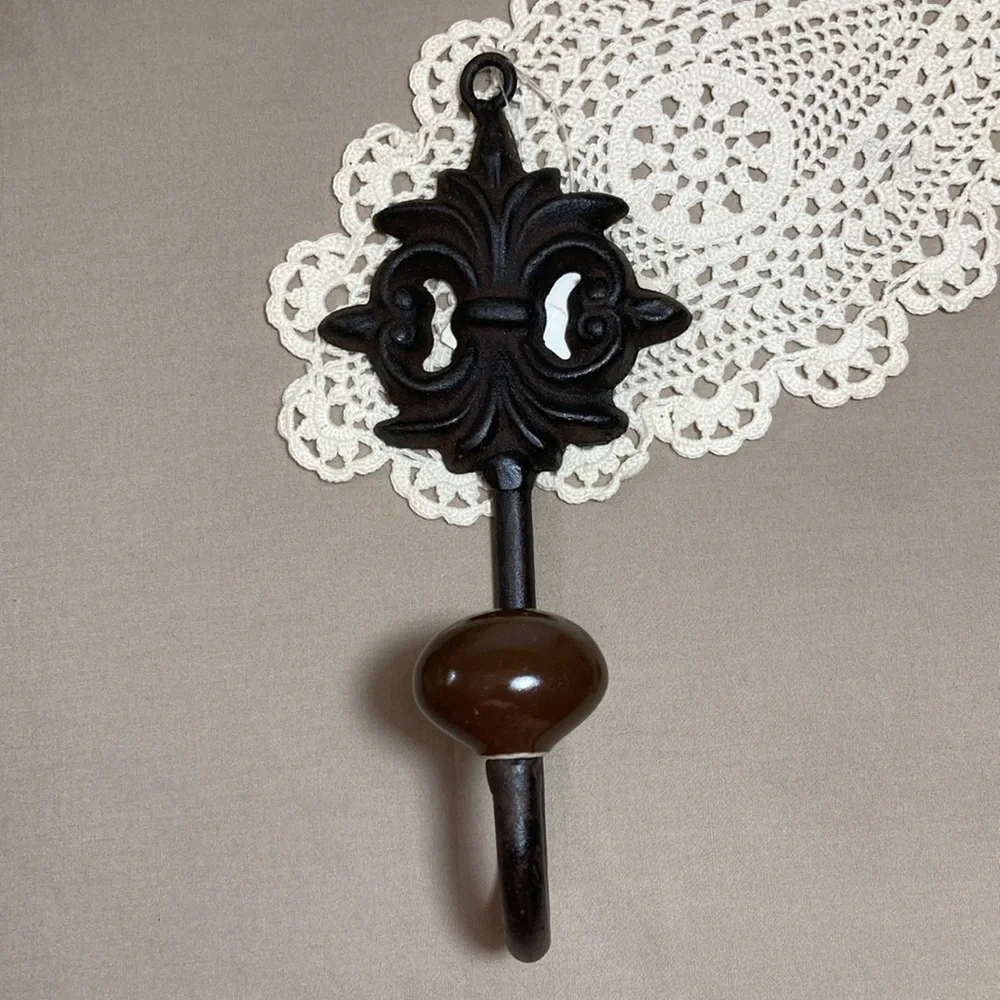 NWT Cast Iron Wall Hooks Set Of 3